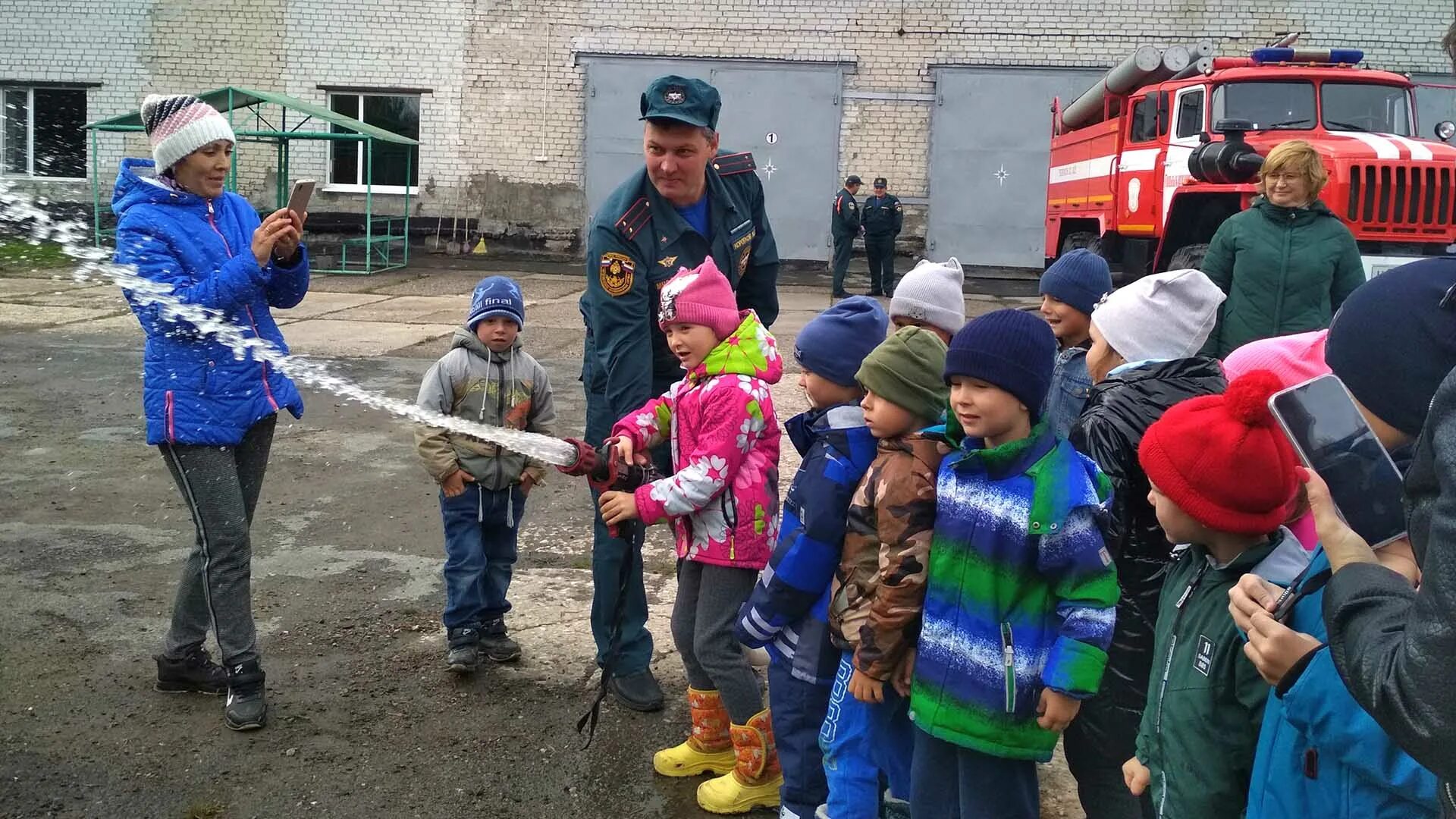 Дети на экскурсии в пожарной части. Экскурсия в пожарно-спасательной части. Экскурсия в пожарную часть для школьников. Детский сад ёлочка Голышманово.