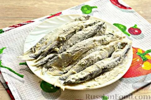 Мойва на сковороде с луком и майонезом