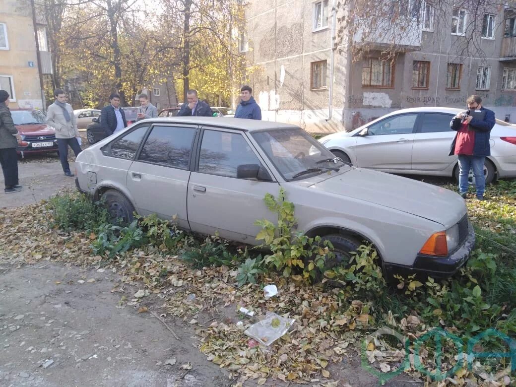Брошенная машина во дворе. Ваз 2107 автохлам. Брошенные авто в москве. Жигули во дворе. Старая машина во дворе.