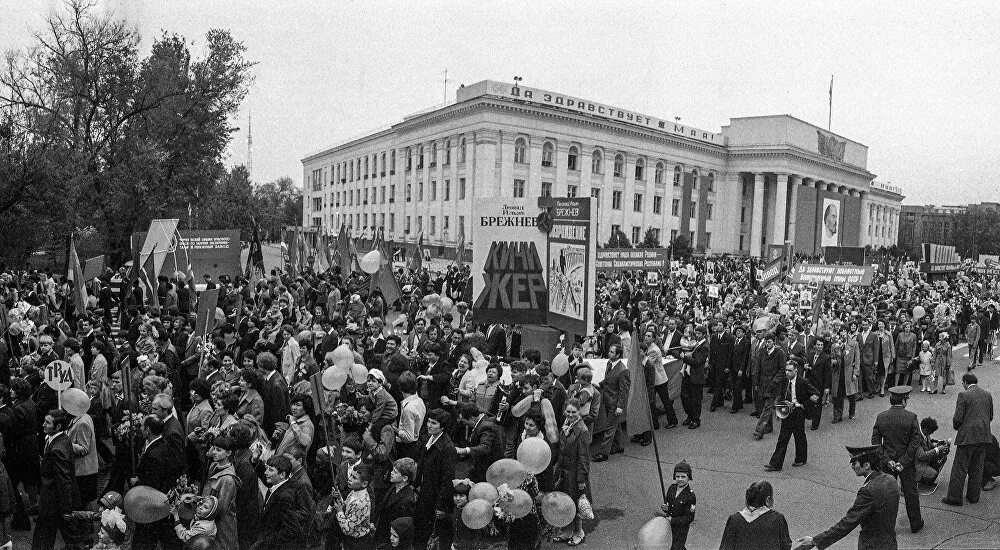 1 мая 1995. 1 Мая город Фрунзе. Демонстрация 1 мая Фрунзе СССР. Демонстрация 1 мая в Киргизии г Фрунзе. Первомай 1961 года в Москве.