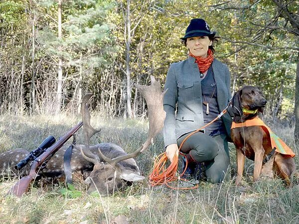 собака на охоте. увлекается охотой. хобби охота. собака охотник на леопардов. увлекается охотой.