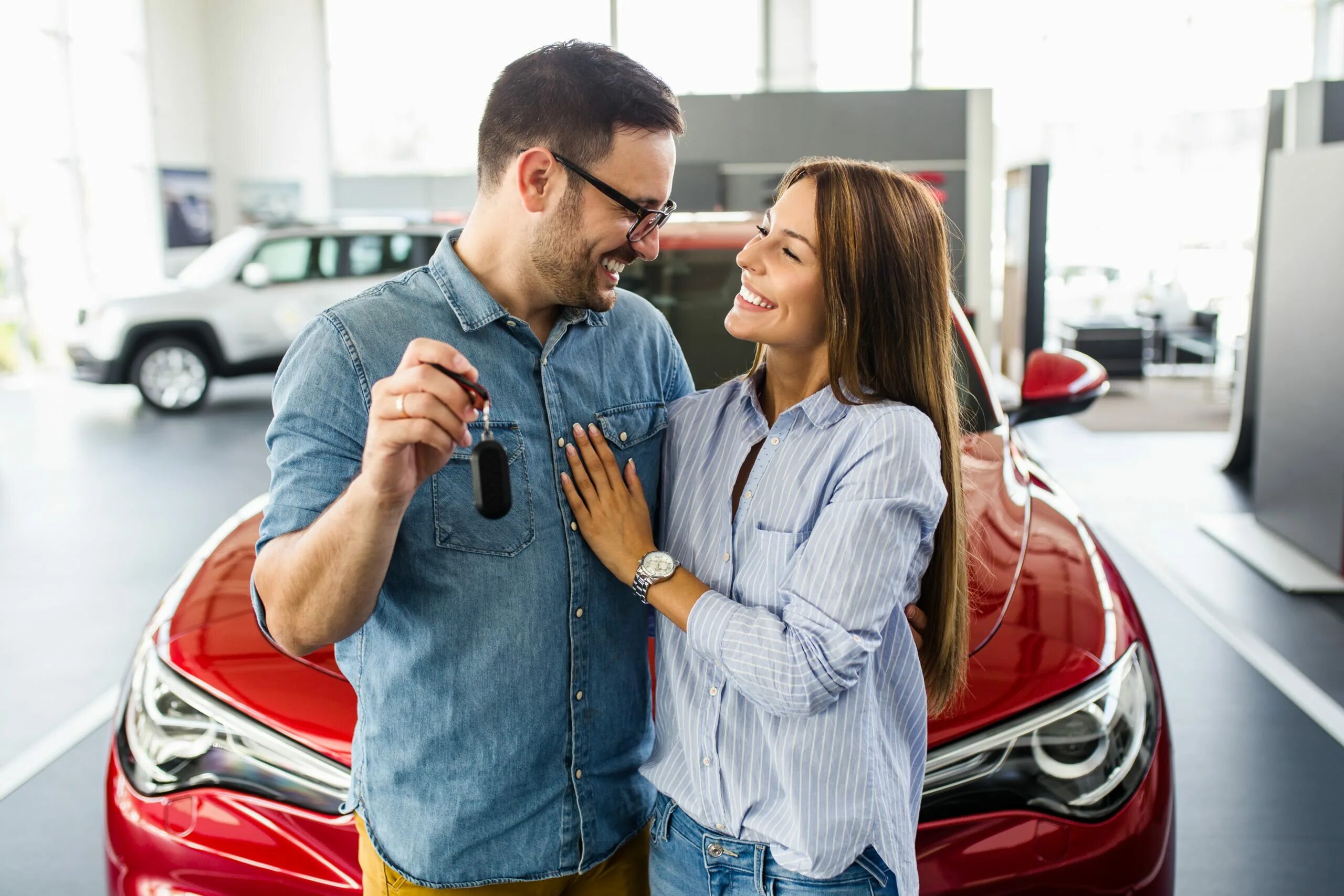 He got a new car. Люди в автосалоне. Человек продает машину. Счастливый покупатель машины. Покупка автомобиля.