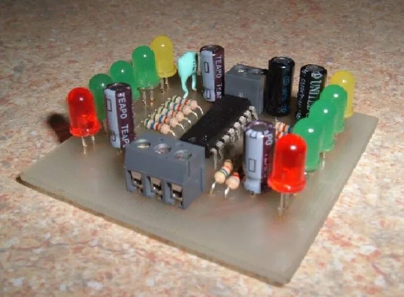 Светодиодный индикатор уровня сигнала на транзисторах кт315. Индикатор уровня электроника электроника 004. Индикатор уровня мощности для акустики. Усилитель со светодиодным индикатором.