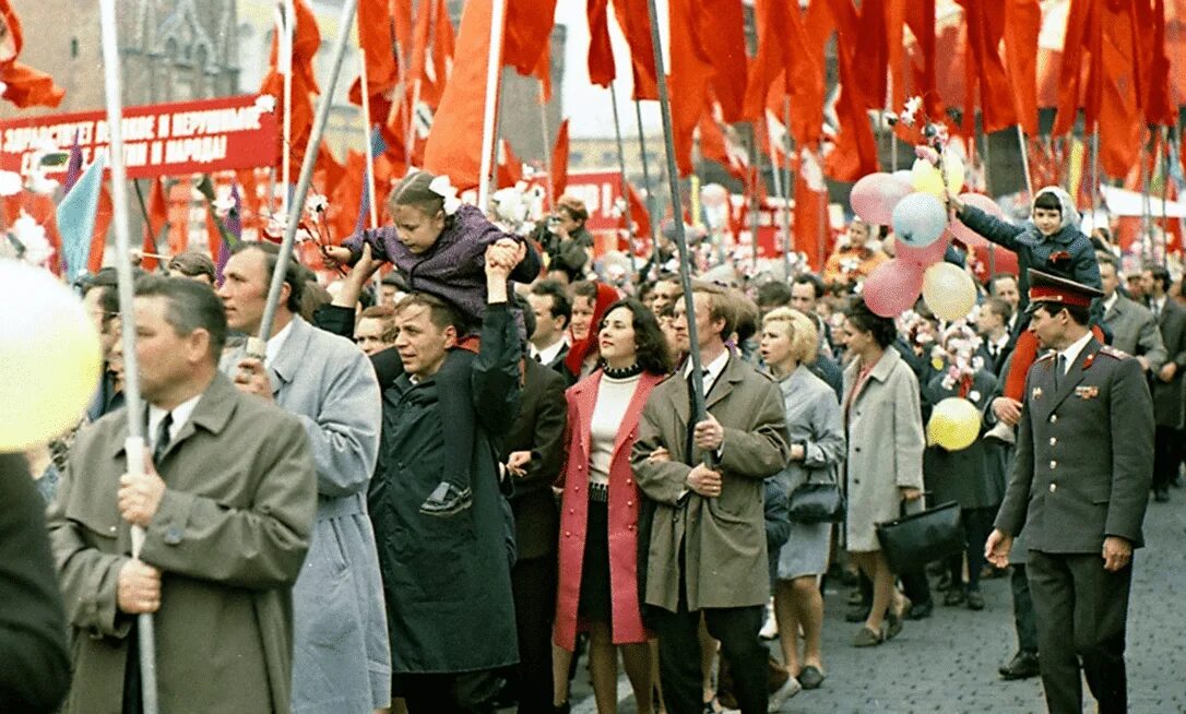1 мая в советские годы. Первомайская демонстрация в СССР. Демонстрация 1 мая в СССР. Первомай парад СССР. Парад 1 мая СССР.