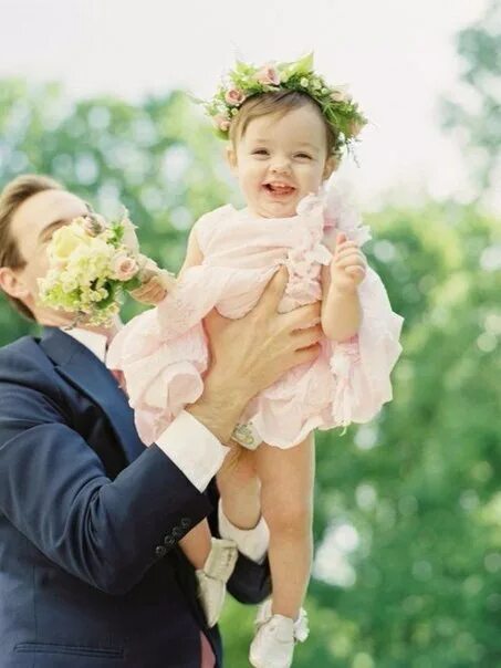Маленькая дочь. Папа дарит цветы. Папа дарит дочке цветы. Папа дочка и цветы. Папа с маленькой дочкой на руках.