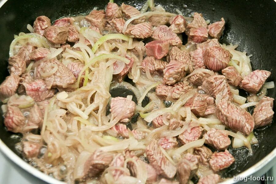 говядина с морковью и луком. жареное мясо на сковородке с луком. мясо говядины на сковороде с луком. говядина жареная с луком. говядина с луком в соусе.