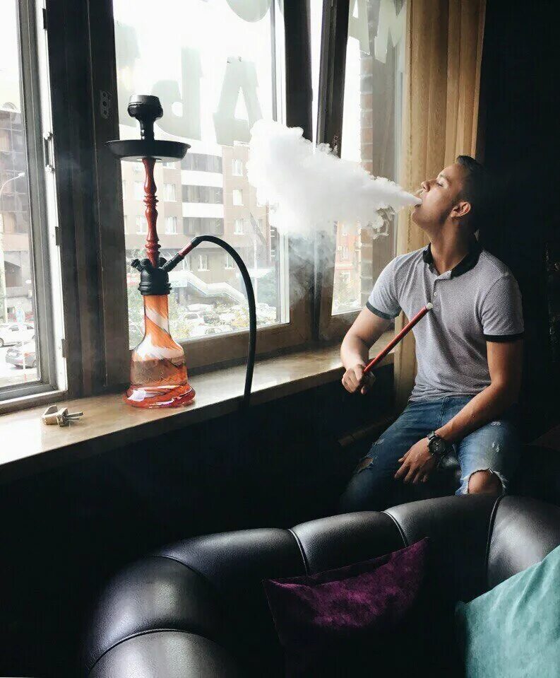 много дыма. дым мастер. фотосессия с дымом. мужчина в дыму. выдыхает дым.