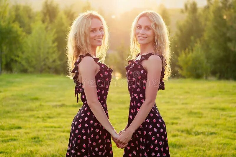 Сестры близняшки мэдсон. Lesbian twin sisters. Сёстры milton twins. Две сестры близняшки лезбухи. Dellai twins.
