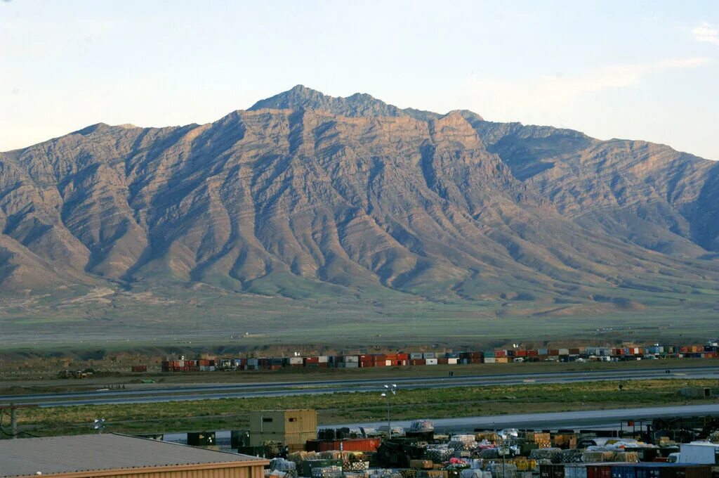 Баграм авиабаза сша. Баграме афганистан. Баграме афганистан. Авиабаза баграм афганистан. Военная база баграм сша афганистан.