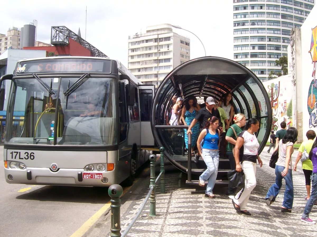 Купить автобус метро. Куритиба Бразилия автобусы. Куритиба Бразилия остановки. Куритиба Бразилия транспорт система. Город Куритиба (Бразилия) скоростных автобусов.