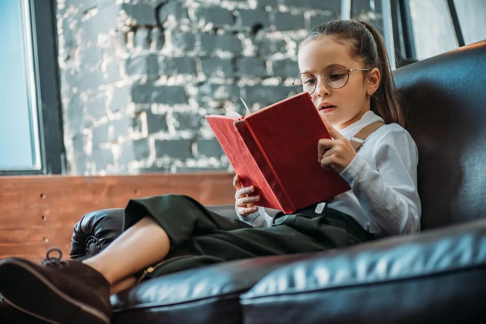 Читать книгу девочка адвоката. Девочка с книжкой. чтение для детей. книги для детей. книга для девочек.