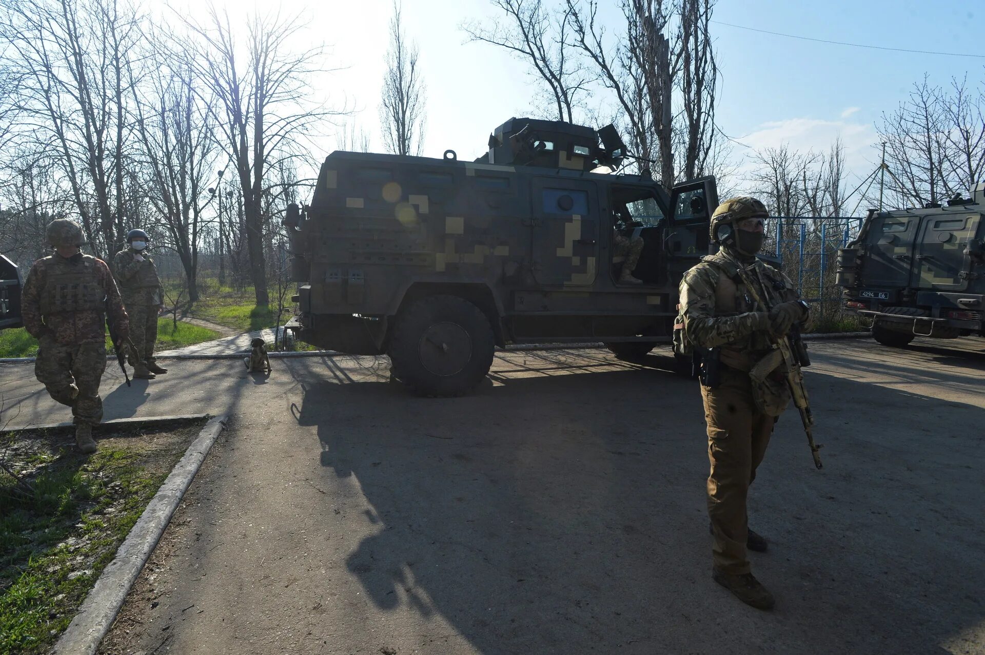 Последние новости военные донбасса сегодня. Украинские силовики. Армия Украины на Донбассе. Вооружение ВСУ. Машины ВСУ.