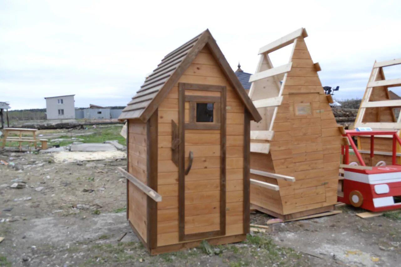 Туалет дачный деревянный. Туалет деревянный для дачи. Уличный туалет для дачи. Туалет уличный деревянный.