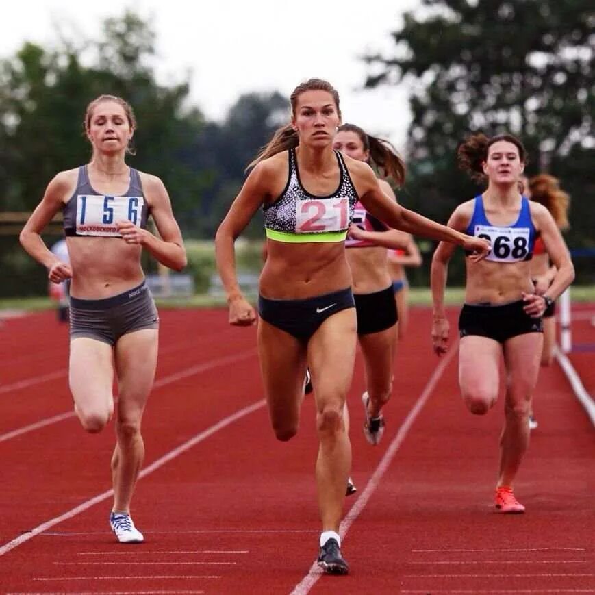 Девушки бег 300 метров легкая атлетика. Бегут марафон. Спортсмен на финише. 1 км девушки. 1 км девушки.