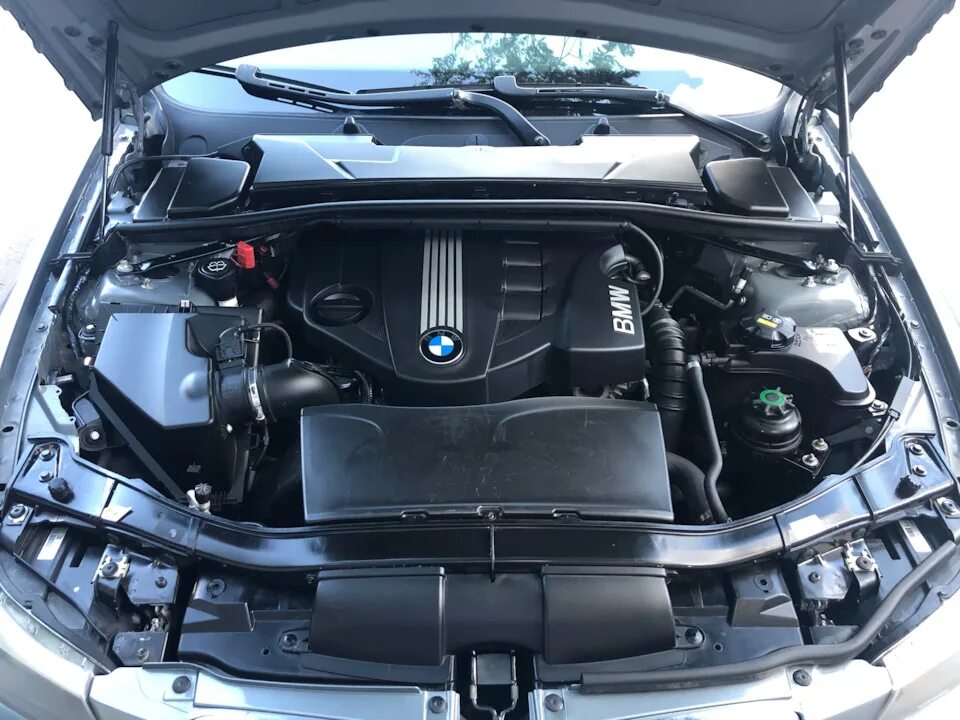 Подкапотное пространство bmw 3 f30. Как прикурить bmw f30. Bmw e90 2003 щуп акпп. Подкапотное пространство бмв 3. Bmw e92 подкапотка.