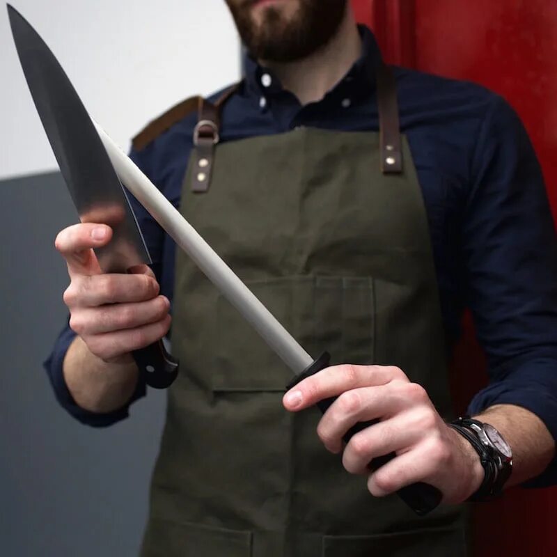 Ножевой человек. Человек с кухонным ножом. Чел с кухонным ножом. Мужчина с ножом на кухне.