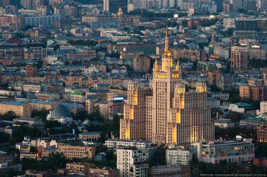 Сталинская высотка на Кудринской площади. Высотка, Москва, Кудринская площадь. Высотное здание на Кудринской площади. Сталинская высотка дом на Баррикадной Кудринская площадь.