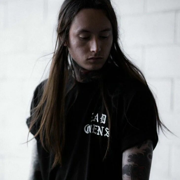 Ной себастьян bad omens. Bad omens band. Bad omens обложка альбома. Bad omens мерч. Ной себастьян bad omens 2022.