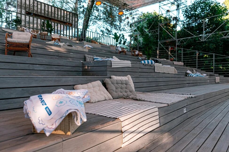 Плюс дача в парке горького. Летний кинотеатр в парке горького в москве. Плюс дача в парке горького. Дачное плюс. Дачное плюс.