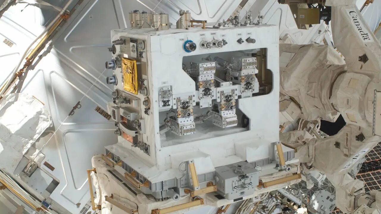 Заправка космического аппарата. Eurobot МКС. Внутри шаттли. Заправочная Космическая станция для шаттлов.