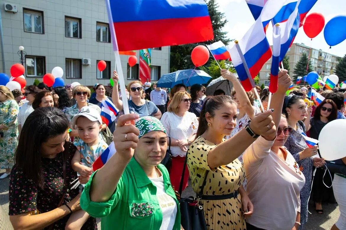 Население майкопа 2024. Митинг в поддержку России. 100 Лет КЧР концерт на площади. Майкоп население 2022. Прокурор Усть Джегутинского района КЧР.