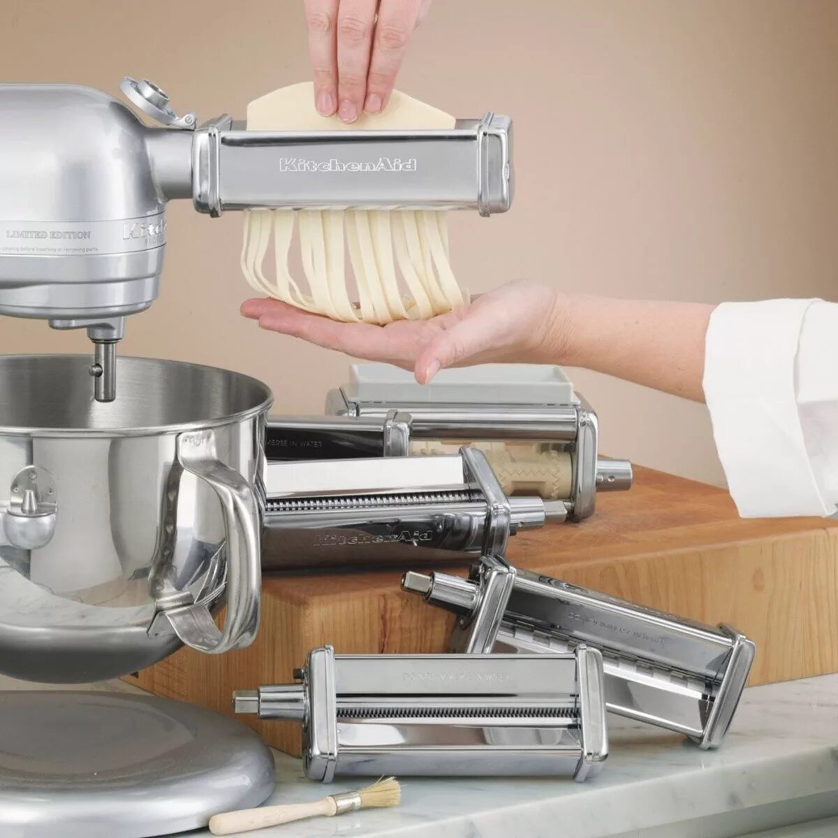 Кухонные машины тест. Насадка для раскатки теста kitchenaid. Насадка комбайн kitchenaid. Kitchenaid насадка для спагетти для пасты 5 KPRA. Насадки для планетарного миксера kitchenaid.