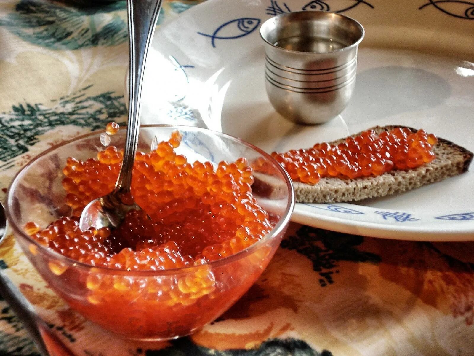 икра пятиминутка. посол красной икры форели. жареная красная икра на сковороде. засолка красной икры кеты. засолка икры лососевых.