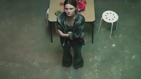 Девушка в подвале рожает