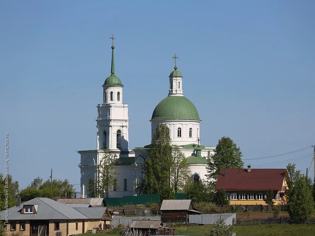 Церковь в Черноисточинске Свердловской области. Петропавловский храм посёлка Черноисточинск. Церковь Черноисточинск Нижний Тагил.