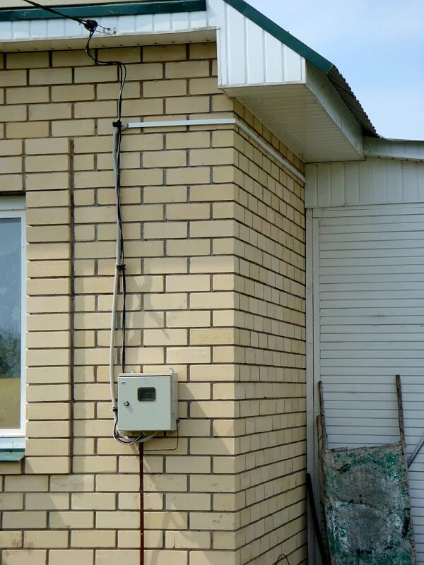 Ввод электричества в частный дом. Щит электрический на фасаде. Электрический счетчик на фасаде. Щит для газового счетчика на улицу.