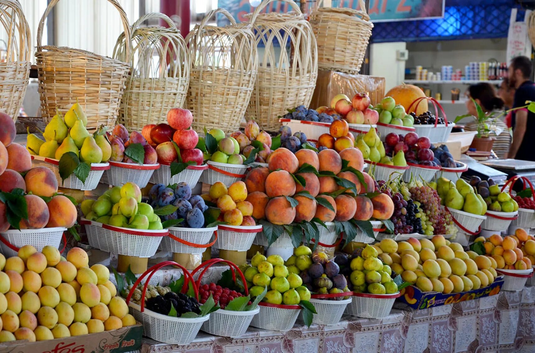Рынок фруктов в Ереване Вернисаж. Рынок ГУМ В Ереване. Рынок Вернисаж фруктов в Армении. Фруктовый рынок. Фруктовый центр