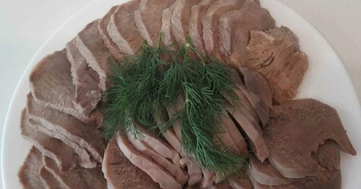 Язык говяжий нарезка. Язык говяжий рецепт приготовления фото. Язык отварной с гарниром. Язык говяжий отварной. Язык говяжий рецепт приготовления фото.