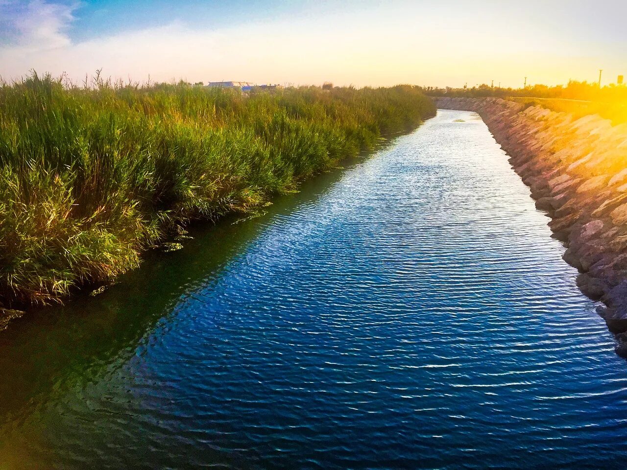 Рек и а вода становилась. Вода река. Поток реки. Проточная река. Красота Речной воды.