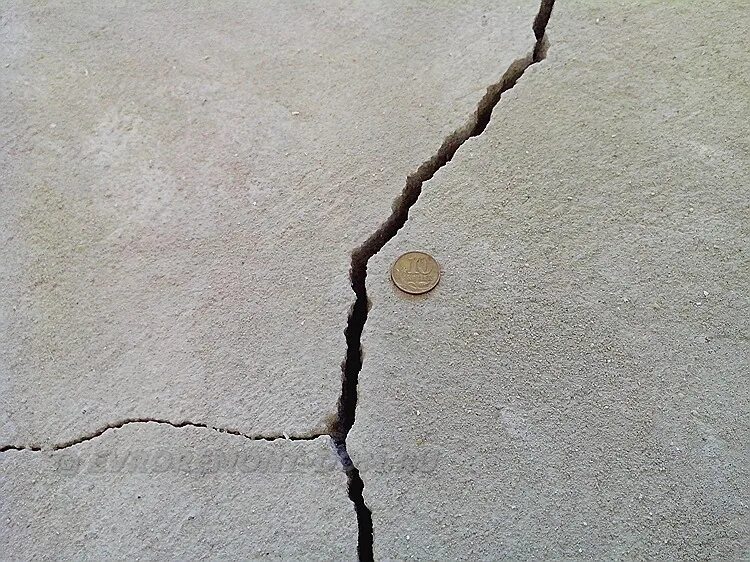 Какая трещина. Цементно-Песчаная стяжка пола трещины. Усадочные трещины бетона в железобетонных. Усадочные трещины на стяжке. Волосяные усадочные трещины.