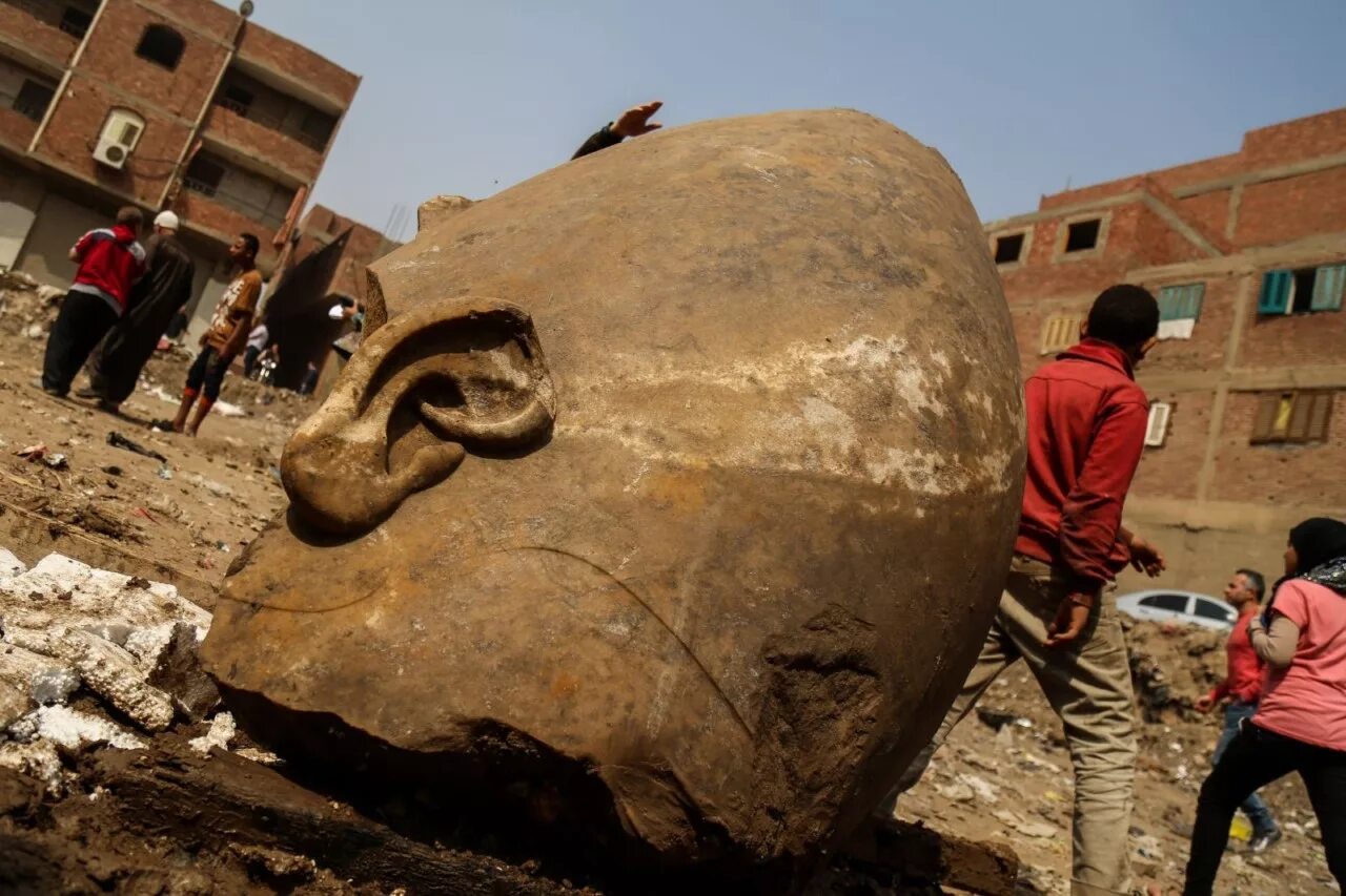 Найден каир. Статуя Рамзеса 2. Египетские гиганты. Египетские гигантские статуи. Гиганты Египта раскопки.