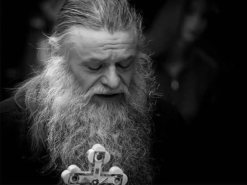 Лялин слушать православные. Монах с длинными волосами. Бородатый священник.