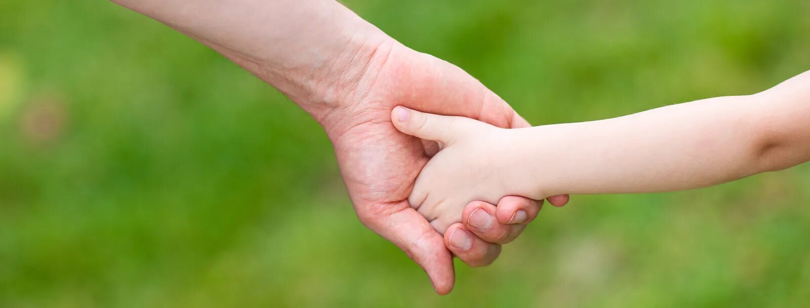 Father hands перевод. С папой за руку. Father hands перевод. Father hands перевод. Руки папы.