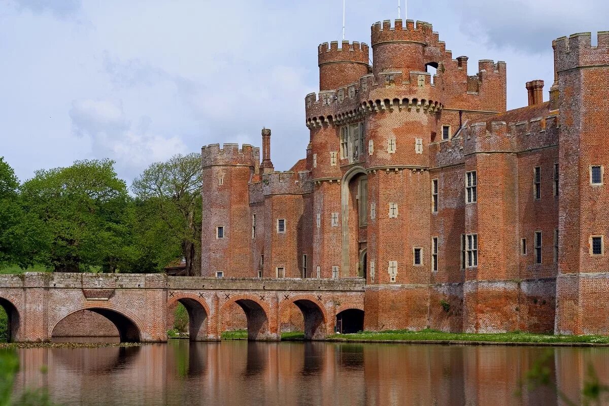 Замки британии. Великобритания. Замок хёрстмонсо. Англия. Замок Herstmonceux-Castle-. Замок Фолган Англия. Замок Англия 13 век.