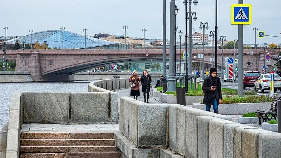 Фили в октябре фото. Московская улица, 207. 10 12 октября москва. Дождливый день в москве в 12 декабре. Парк зарядье осенью.