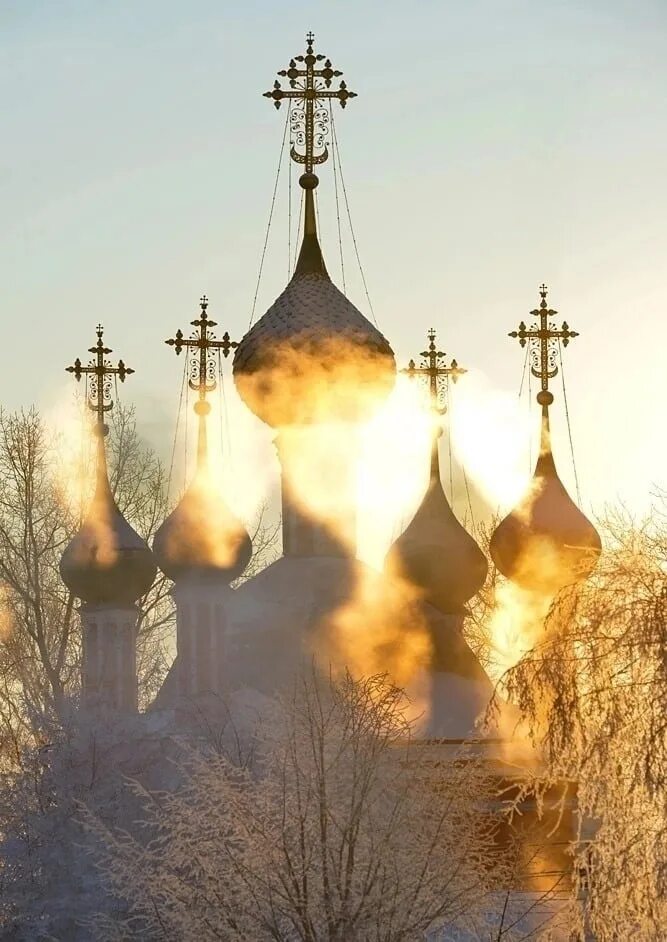 Луна спокойна с высоты над белой церковью и пышных. Тиха украинская ночь пушкин. Над белой церковью сияет. Тиха украинская ночь пушкин. Пушкина.