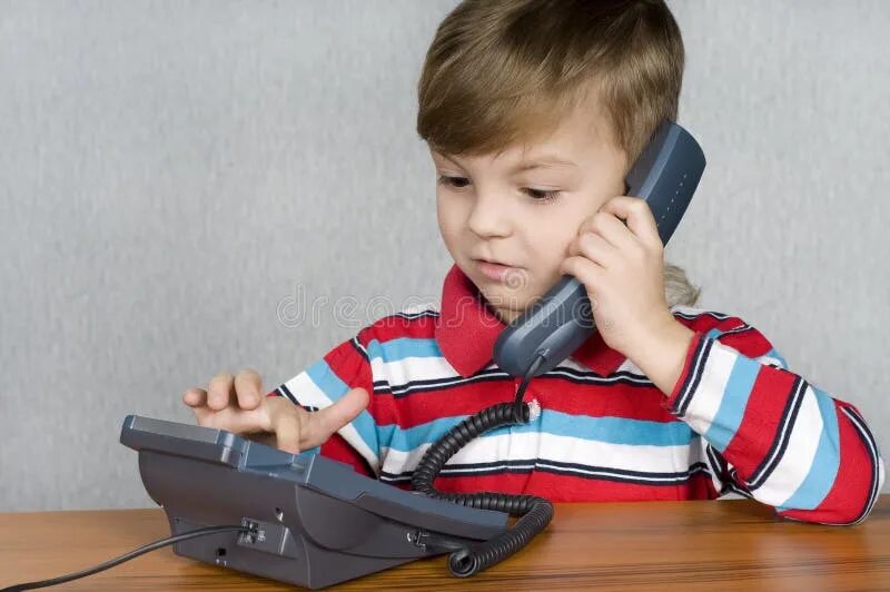 Телефон мальчик 6. Мальчик с телефоном. Испуганный ребенок с телефоном. Мальчик говорит по стационарному телефону. Ребенок с проводным телефоном.