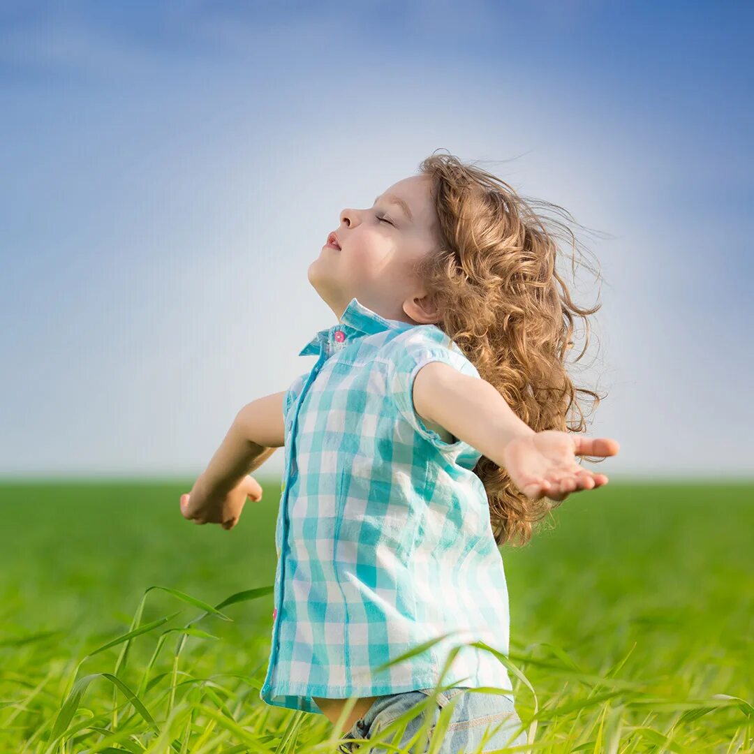 человек дышит воздухом. мальчик дышит фото. счастливый малыш. дыхание ребенка. мальчик дыши.