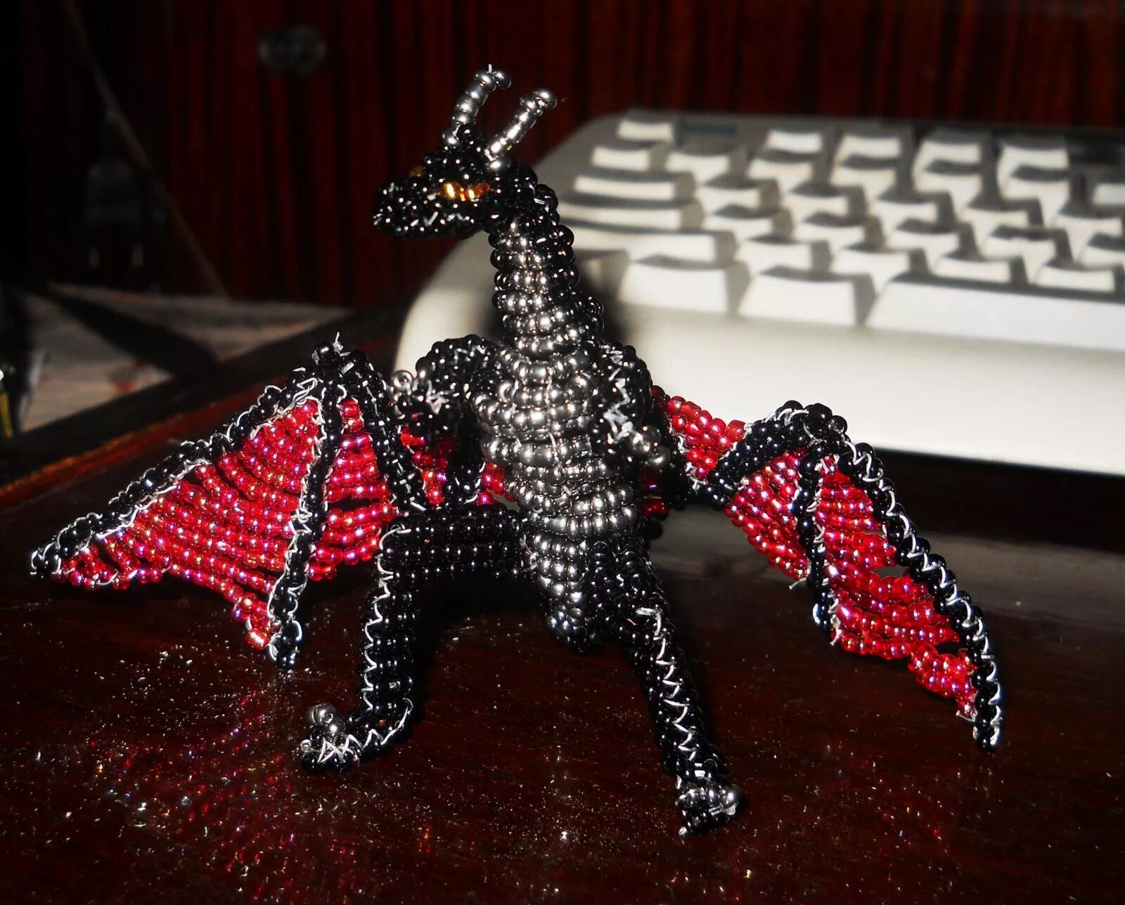 Зеленый дракон из бисера. Животные из бисера. Плетение из бисера дракон. Объемные фигурки из бисера. Плетение из бисера дракон.