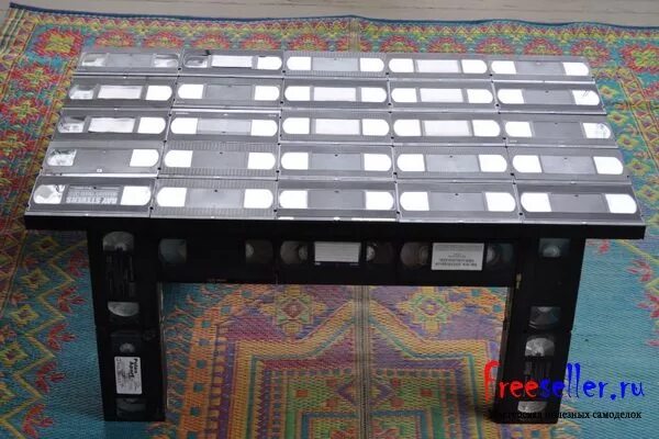 Куда деть кассеты. Столик из видеокассет. Полка из видеокассет. Полка из видеокассет. Куда деть кассеты.