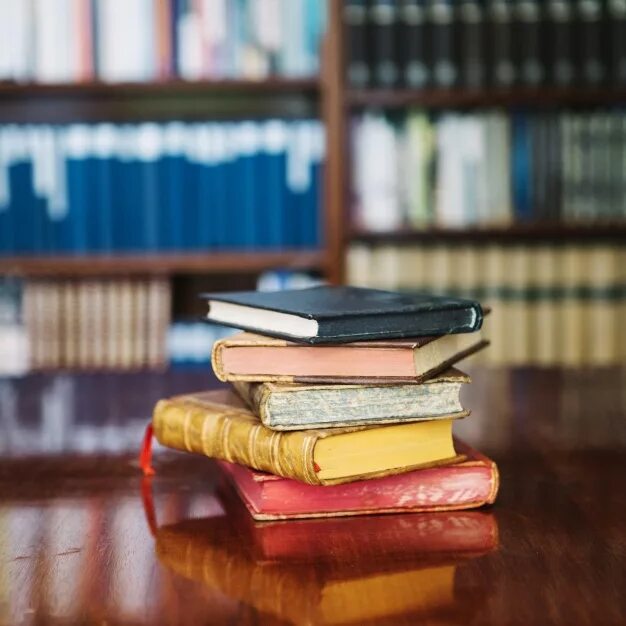 стол-книжка. стопка книг на столе. книги стоящие на столе. стол «книга». стол-книжка.