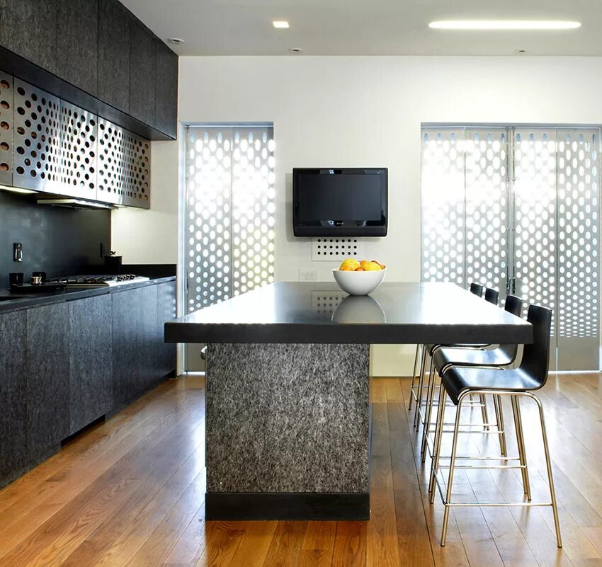 встроенный телевизор в кухонный гарнитур. телевизор в интерьере кухни. телевизор в кухонном гарнитуре. телевизор на кухне. каким размером телевизор на кухню.