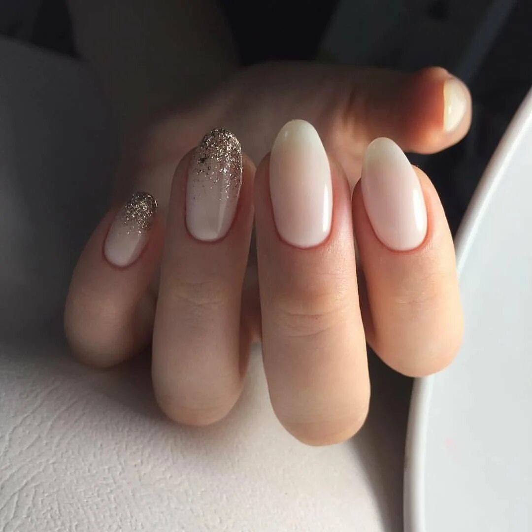 нюдовый маникюр миндаль. нюдовые ногти короткие овальные. ногти нюд 2023. нюдовый маникюр люксио. нюд на короткие ногти овальные маникюр.