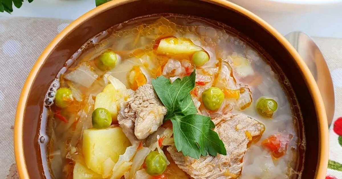 Мясной суп. Суп с мясом. суп с капустой и мясом. суп с капустой и горошком. суп с зелёным горошком и капустой.