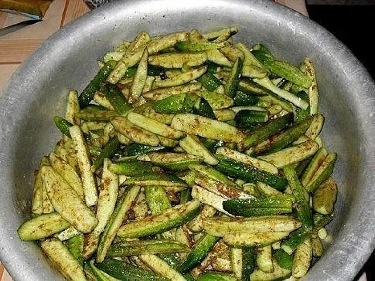 Огурцы в горчичной заливке. Огурцы в горничной заливки. Огурцы в горчичной заливке на 4 кг. Огурчики в горчичной заливке. Огурцы в горничной заливки.