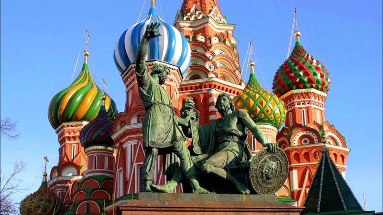 Храм василия блаженного памятник минину и пожарскому. Казанский собор барклай де толли. Храм василия блаженного минин и пожарский. Памятник в кронштадте у морского собора макарову. Памятник возле собора.